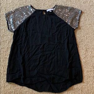 black and silver shortsleeved shirt